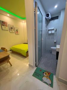 1 dormitorio con 1 cama y techo verde en EURO HOUSE en Dalat