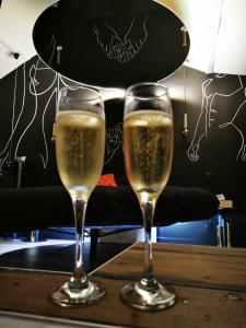 - deux verres de champagne assis sur une table dans l'établissement Luxe and Spa, à Condé-Sainte-Libiaire