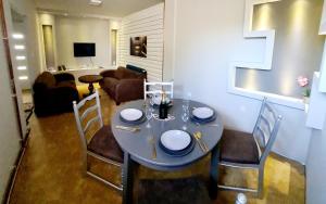 y sala de estar con mesa de comedor y sillas. en Apartman 993, en Pale