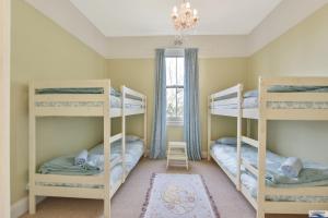 מיטה או מיטות קומותיים בחדר ב-Idlehour Cottage