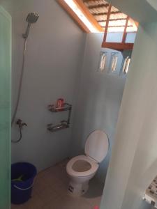 La salle de bains est pourvue de toilettes. dans l'établissement Homestay Pak Ucu, 