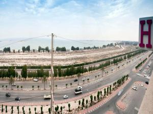 a highway with cars on it with a lot of traffic at Al Farhan Apartment (Al Jubail-Al Balad ) in Al Jubail