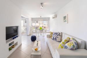 TV a/nebo společenská místnost v ubytování Protaras Pallini 201 Seaside Suite