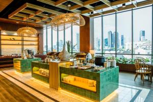 een restaurant met uitzicht op de stad bij Avissa Suites in Jakarta