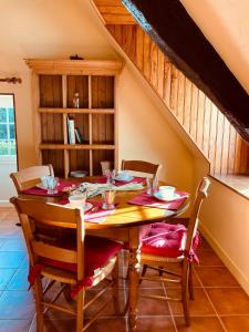 uma sala de jantar com uma mesa de madeira e cadeiras em Manoir de Saint-Fiacre em Malansac