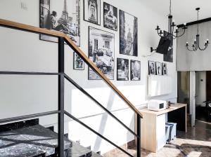 un escalier dans un salon avec des photos sur le mur dans l'établissement Apart Hostel S8, 