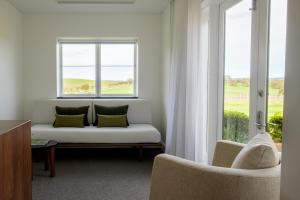 sala de estar con sofá y ventana en The Louise, en Marananga