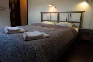 Una cama con dos toallas encima. en NIENOVO - Apartament Kórnik niedaleko jeziora i widok na Arboretum, en Kórnik