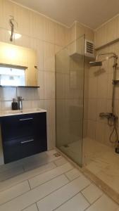 W łazience znajduje się szklana kabina prysznicowa i umywalka. w obiekcie Gölyaka Hotel w mieście Bursa