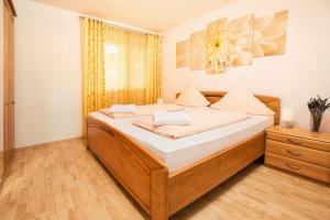 1 dormitorio con 1 cama grande con sábanas blancas en Ferienhaus am Johannesbuhl, en Waldmünchen
