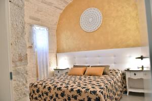 1 dormitorio con 1 cama con colcha de flores en Antico Corso 74 en Sammichele di Bari