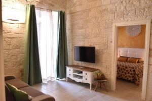 A television and/or entertainment centre at Antico Corso 74
