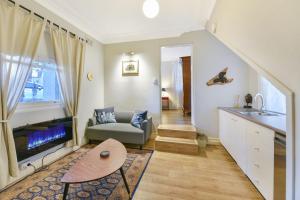 una sala de estar con un sofá y una mesa en Woodford House of Leura, en Leura