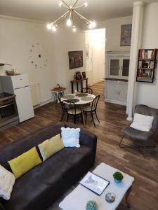 uma sala de estar com um sofá e uma mesa em La Lauzeta em Sarlat-la-Canéda