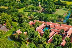 素可泰Legendha Sukhothai Hotel的带有游泳池和树木的度假村的鸟瞰图