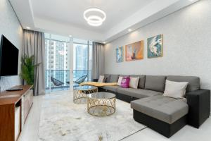 un soggiorno con divano e TV di Exclusive GLOBALSTAY Apartments in Business Bay Free Parking & More! a Dubai