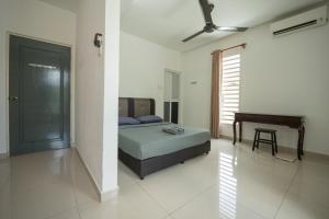 a bedroom with a bed and a desk in it at Jack Guest House KB 5 Rooms 4 Toilets - Max 20 pax in Kota Bharu