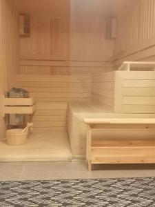 Zimmer mit einer Sauna, Holzböden und einem Tisch in der Unterkunft GORA уютна планинска къща до ски зона Пампорово in Progled