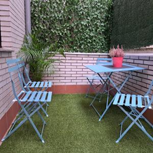 two chairs and a table and a table and two chairs at PISO DE CALIDAD EN EL CENTRO DEL CENTRO DE GIJON in Gijón