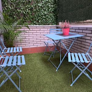 a table and chairs with a potted plant on it at PISO DE CALIDAD EN EL CENTRO DEL CENTRO DE GIJON in Gijón