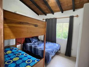 - une chambre avec 2 lits superposés et une fenêtre dans l'établissement Olon Cabin, à Olón