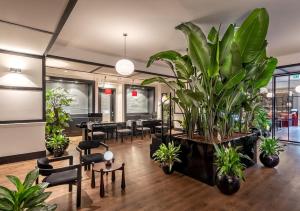 une salle avec des plantes, des tables et des chaises dans l'établissement The Stay Boulevard Nisantasi, à Istanbul