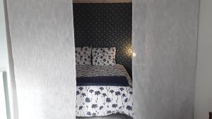 Suite hauteurs de Vichy في Creuzier-le-Vieux: غرفة نوم صغيرة مع سرير في الجدار