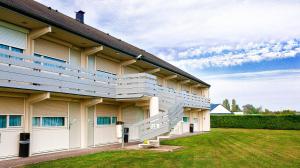 un edificio con escaleras a un lado en Campanile Bourges Nord - Saint-Doulchard, en Bourges