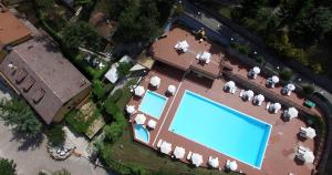 an overhead view of a house with a swimming pool at Hotel Pineta Ristorante country house in Fabriano in Campodonico