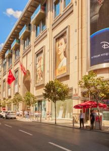 een gebouw op een straat waar mensen voor lopen bij The Stay Boulevard Nisantasi in Istanbul