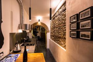 cocina con encimera y fogones en una habitación en Villa Santa Maria, en Castiglione di Sicilia