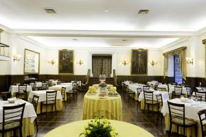Restoran või mõni muu söögikoht majutusasutuses Hotel Urgeirica