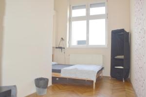 ブダペストにあるArtist Guest Houseのベッドルーム(ベッド1台、窓付)