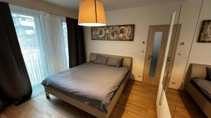 Postel nebo postele na pokoji v ubytování Residence Garden Tower - 8 min do centra, garaz