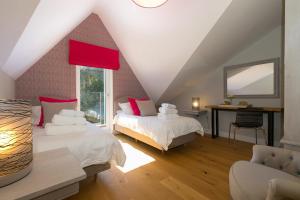 1 dormitorio en el ático con 2 camas y escritorio en The Oyster, en St Ives