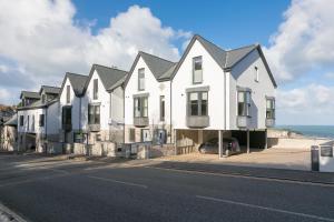 una fila de casas en una calle junto a la playa en The Oyster, en St Ives