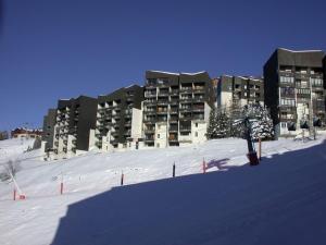 a large building on a snow covered slope with snow at Appartement Les Menuires, 3 pièces, 6 personnes - FR-1-178-68 in Les Menuires