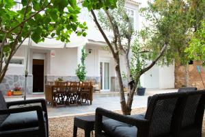 A seating area at Preciosa casa con jardín "Casa Gastón"