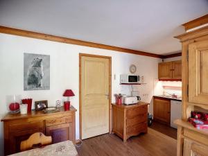 a room with a kitchen with a door and a table at Beau 3 pièces pour 6 pers, ski aux pieds, superbe balcon Les Menuires - FR-1-178-310 in Les Menuires