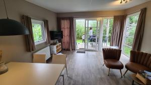 TV a/nebo společenská místnost v ubytování Strand49 Glamping Sint Maartenszee
