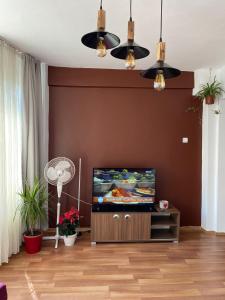 sala de estar con TV de pantalla plana en un centro de entretenimiento en Comfortable house in Üsküdar İstanbul Turkey, en Estambul