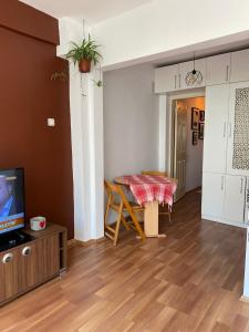 Comfortable house in Üsküdar İstanbul Turkey في إسطنبول: غرفة معيشة مع طاولة وغرفة طعام