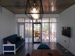 un soggiorno con un divano e un tavolo di Beachfront 4-bedroom home in Kaprovani pine forest a Ureki
