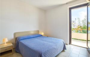 Posteľ alebo postele v izbe v ubytovaní Cozy Home In Marina Di Ragusa With Wifi