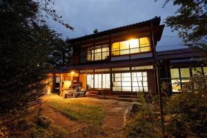 ein großes Haus mit Licht davor in der Unterkunft AI/藍 in Kusatsu