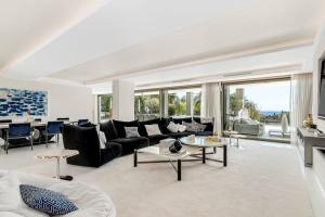 een woonkamer met een bank en een tafel bij All About Villa Serenity in Marbella