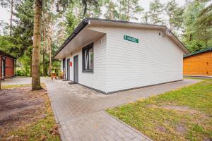 a small white building with a sign on it at Ośrodek Wypoczynkowy "Julia" w Samociążku in Samociążek