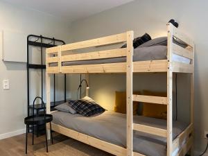 a bedroom with two bunk beds and a table at Estudio reformado Vall d'Incles Grandvalira, 4 pers, max 2 adultos y 2 niños menores 12 años in Canillo