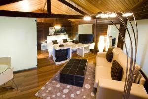 a living room with a couch and a desk at Complejo La Cigüeña in Arganda del Rey