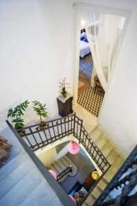 an overhead view of a staircase in a house at Cal Peó ByBCardedeu in Cardedeu